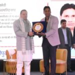 मुख्यमंत्री ने व्यक्तिगत/सरकारी तौर पर सम्मानित नहीं किया,बल्कि अमर उजाला द्वारा आयोजित कार्यक्रम “कुमाऊँ उदय 2025” में स्मृति-चिह्न (शील्ड) प्रदान की गई।